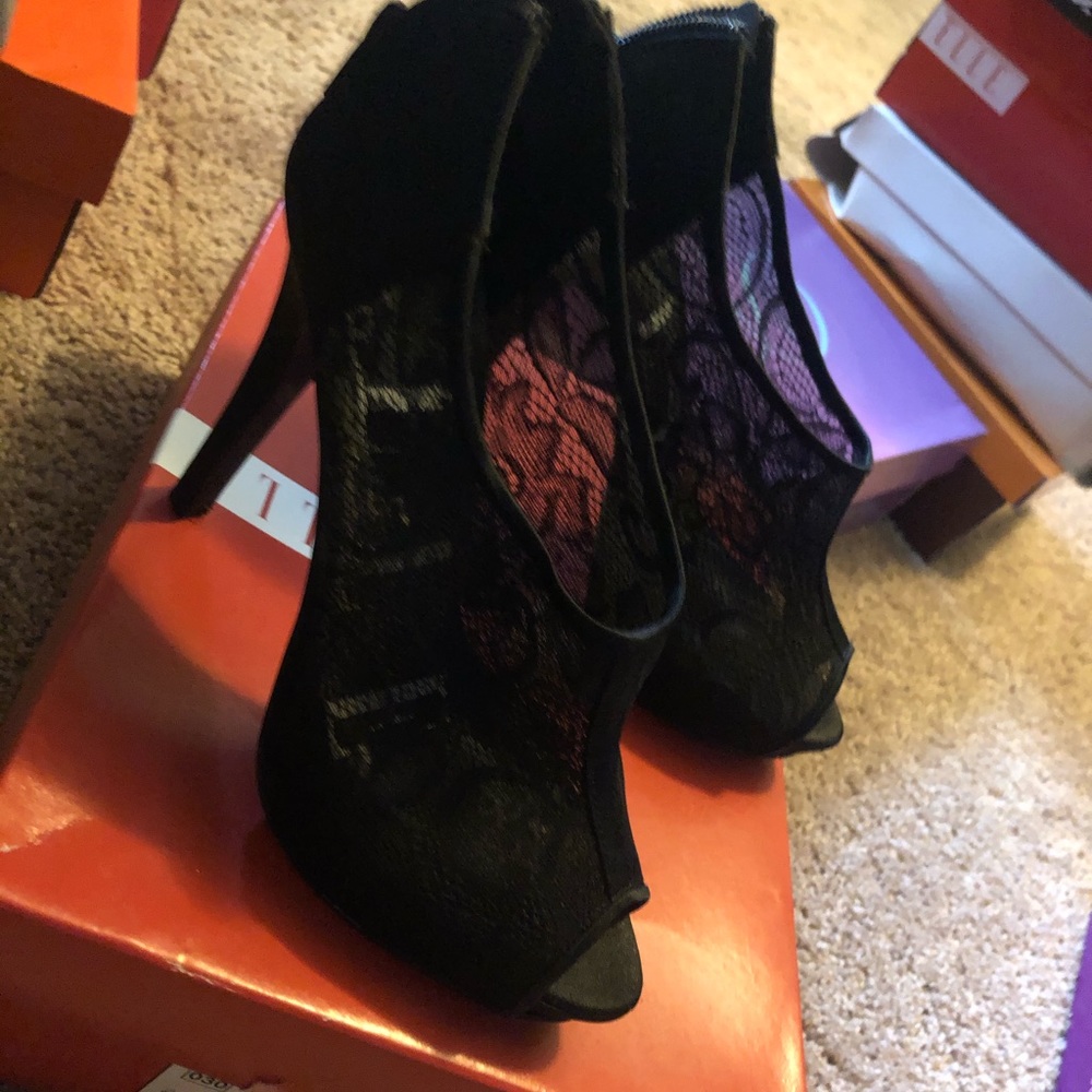 Black lace heels size 7